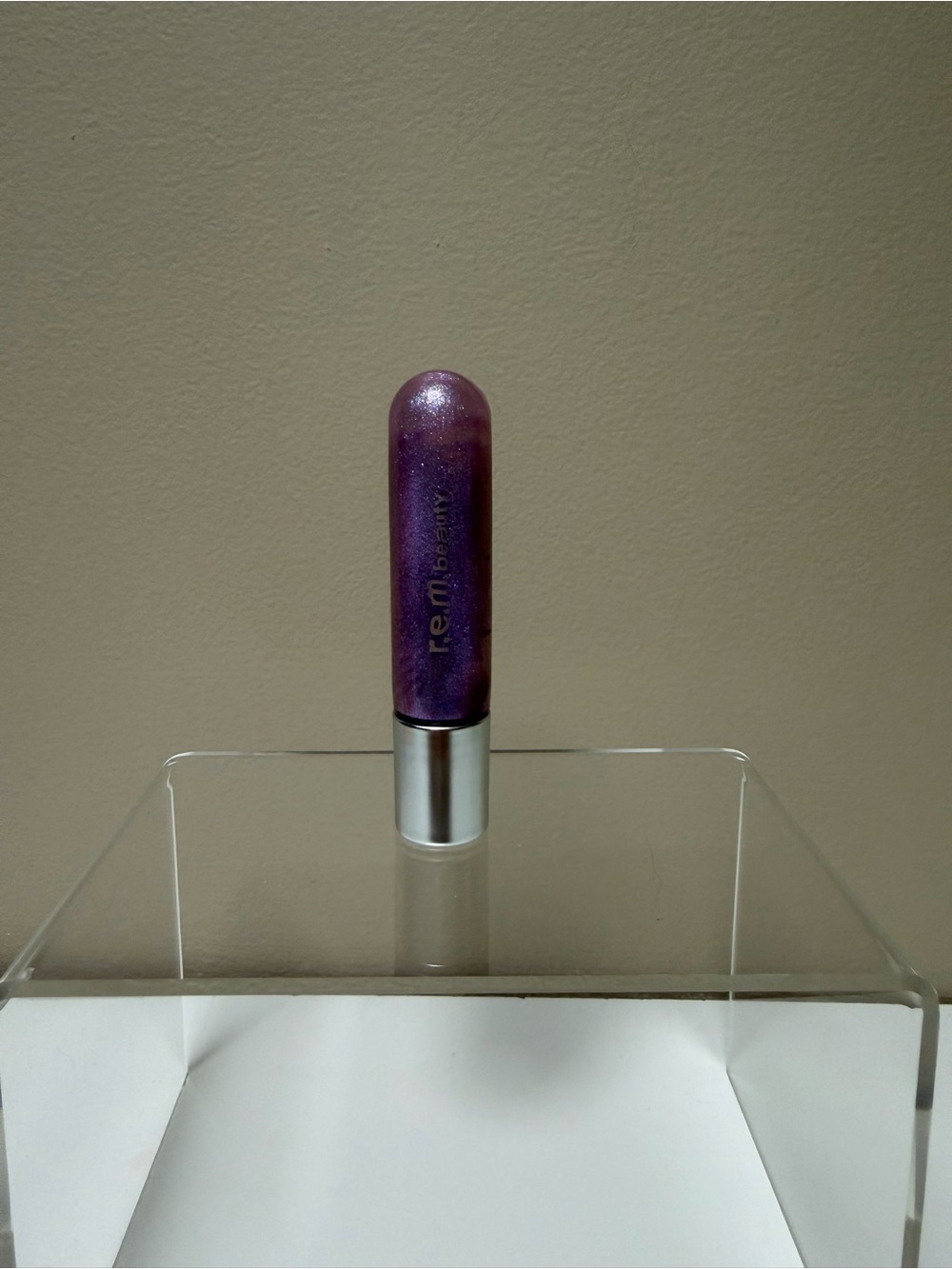 r.e.m. beauty by Ariana Grande On your collar Plumping lip gloss in Chuckie